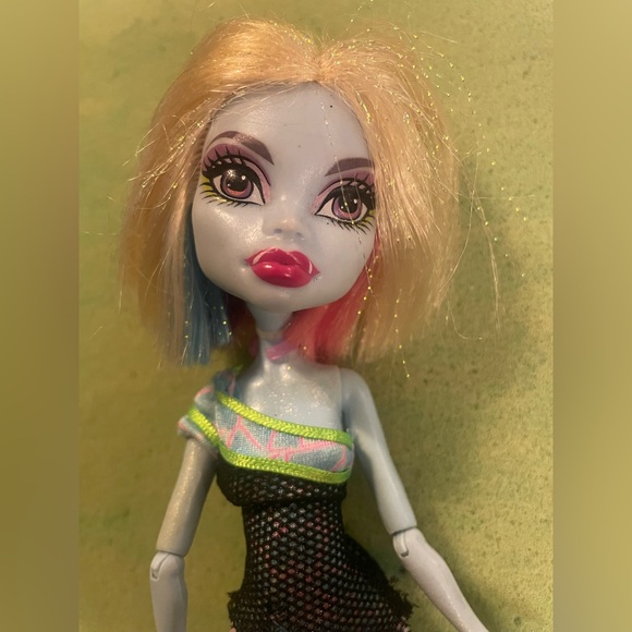 Monster(2008)High Vintage SKULTIMATE ROLLER MAZE ABBEY BOMINABLE DOLL W/ Skates. - Picture 8 of 9